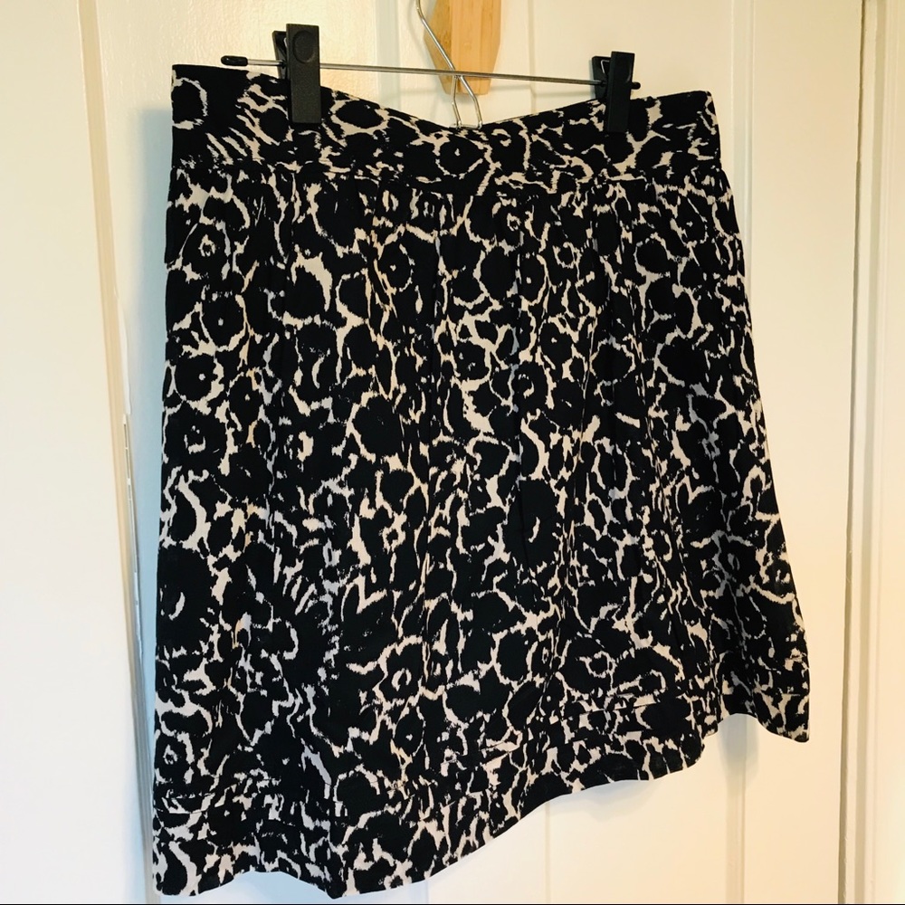 LOFT-B&W pattern skirt-size 8 -20”